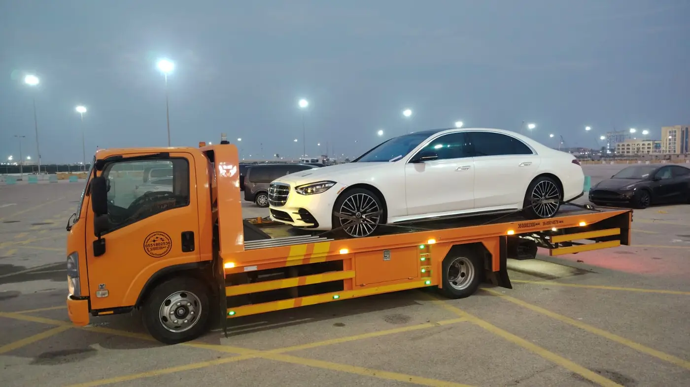 نقل سيارة مرسيدس S-Class بسطحة في الخرج ليلًا