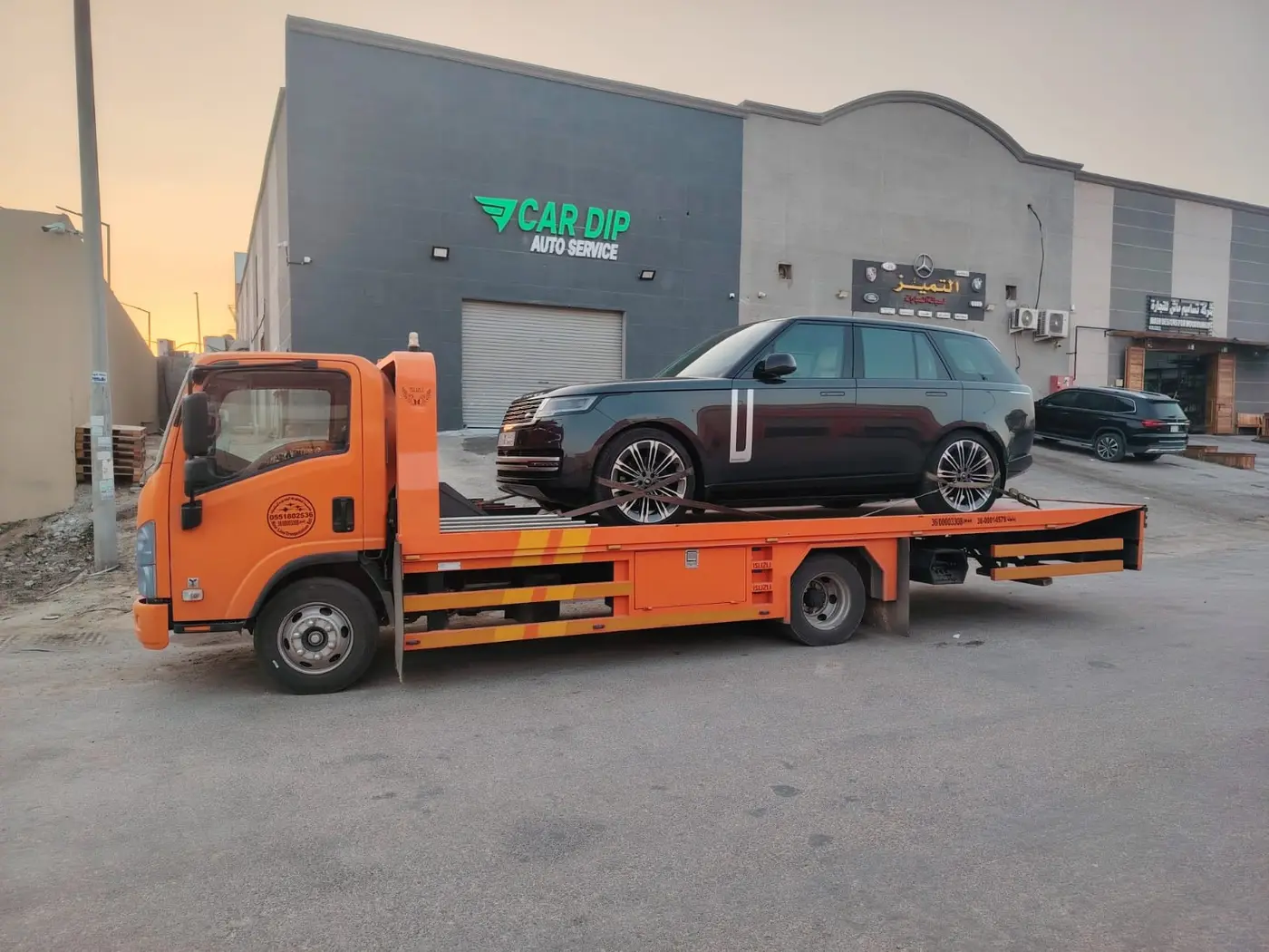 سطحة لنقل سيارة رنج روفر VIP في الخرج