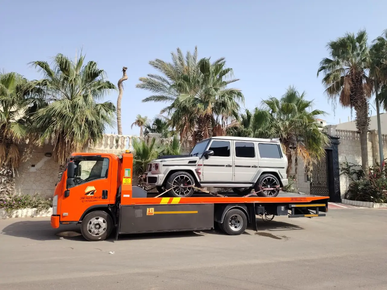 سطحة برتقالية تنقل سيارة مرسيدس G-Class في الرياض
